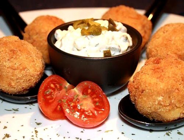 Bolitas de Salmón con Salsa Tártara